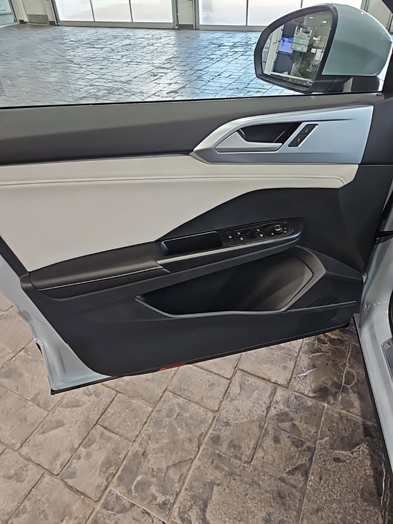 New 2026 Volkswagen Taos SE image 25