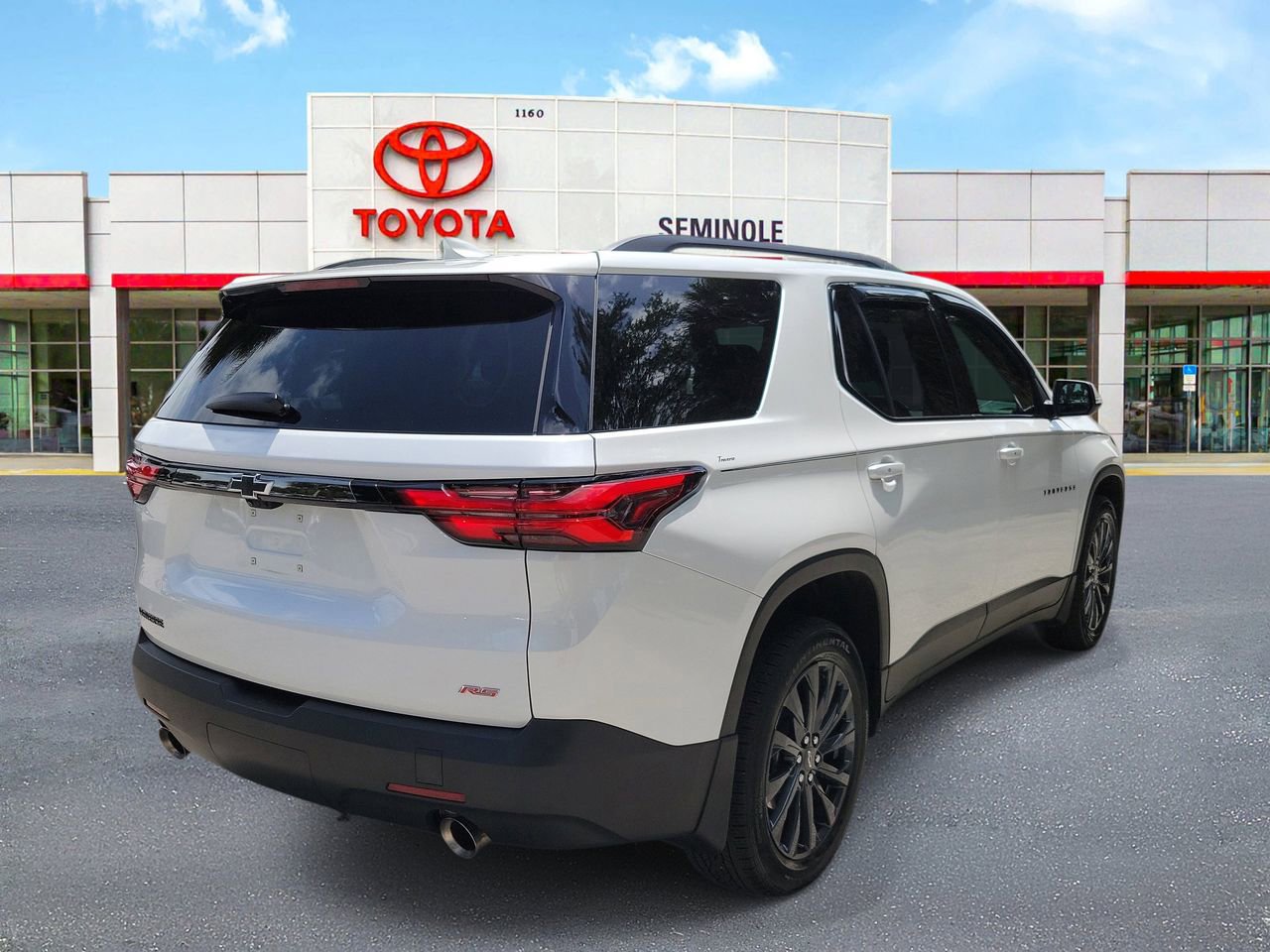 Used 2023 Chevrolet Traverse RS FWD image 3