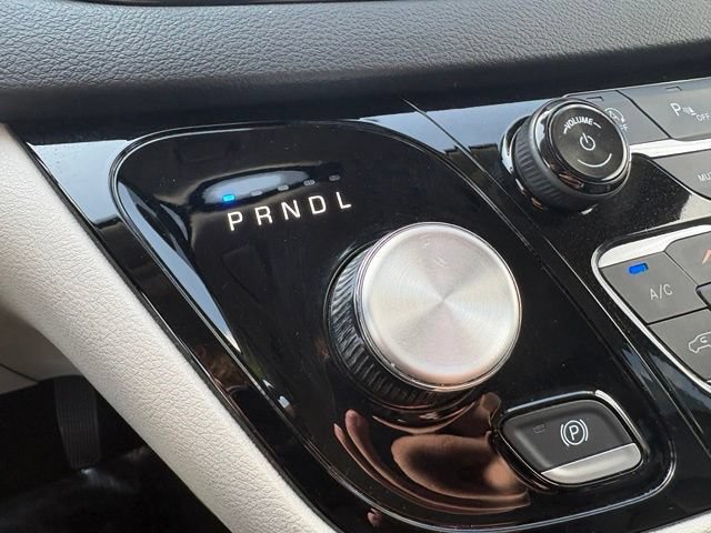 Used 2024 Chrysler Pacifica Touring-L FWD image 14