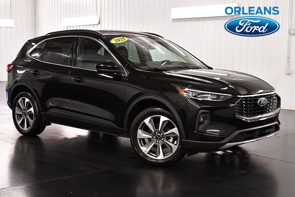 Used 2025 Ford Escape Platinum AWD/4WD image 1