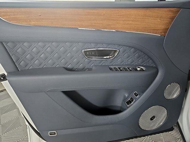 Used 2023 Bentley Bentayga Plug-In Hybrid image 13