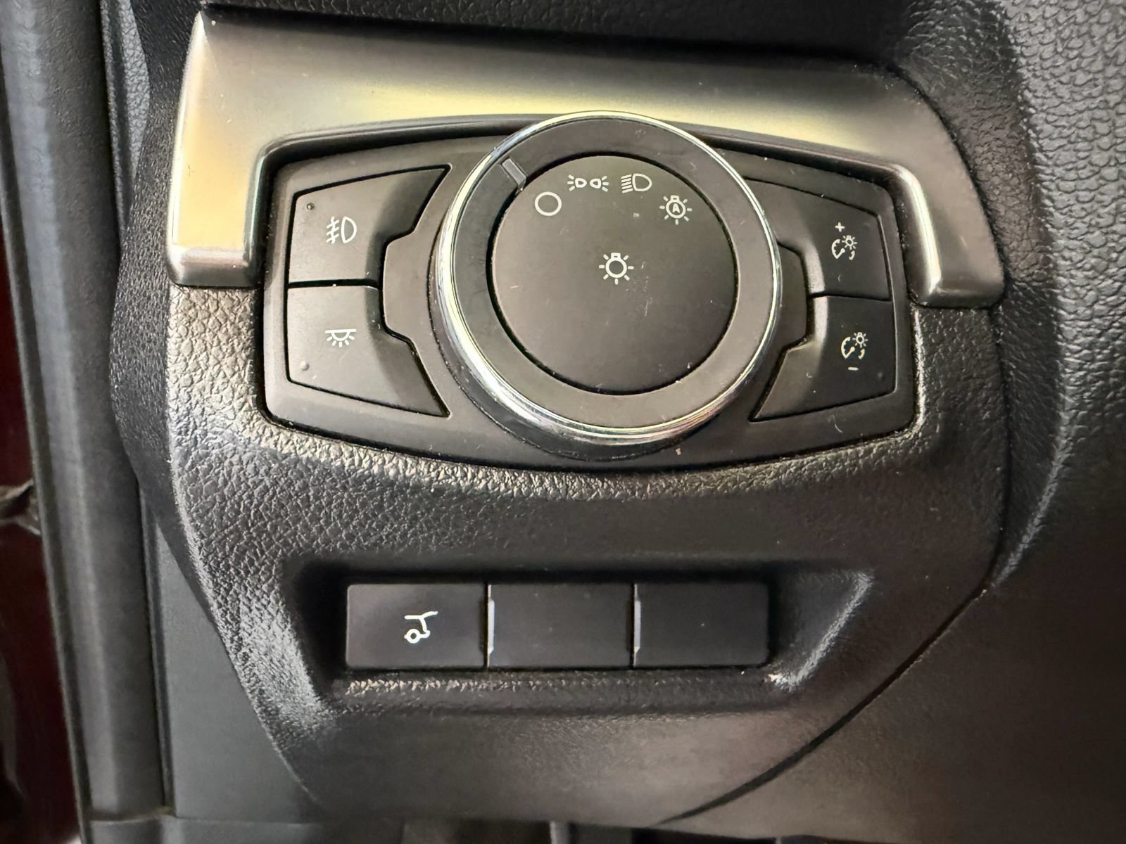 Used 2018 Ford Explorer XLT w/ Equipment Group 202A FWD image 24