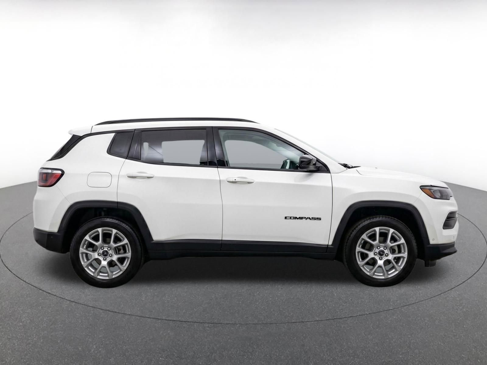 Used 2025 Jeep Compass Limited AWD/4WD image 10