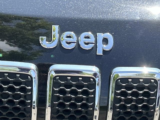Used 2022 Jeep Cherokee Latitude Lux w/ Mopar Interior Package FWD image 11