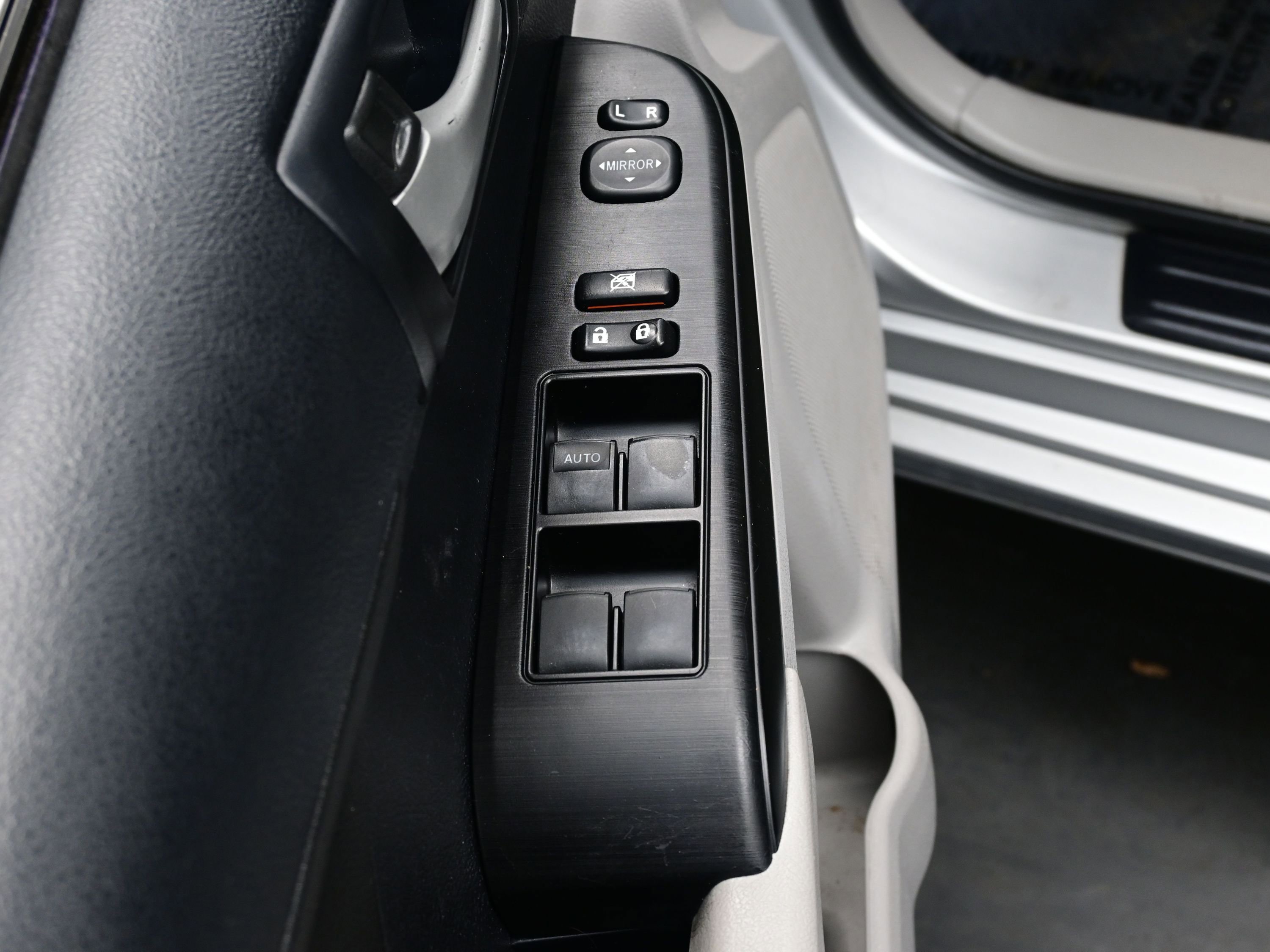 Used 2013 Toyota Camry L image 10