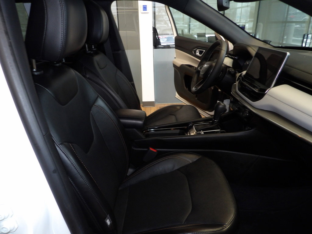 Used 2023 Jeep Compass Limited image 14