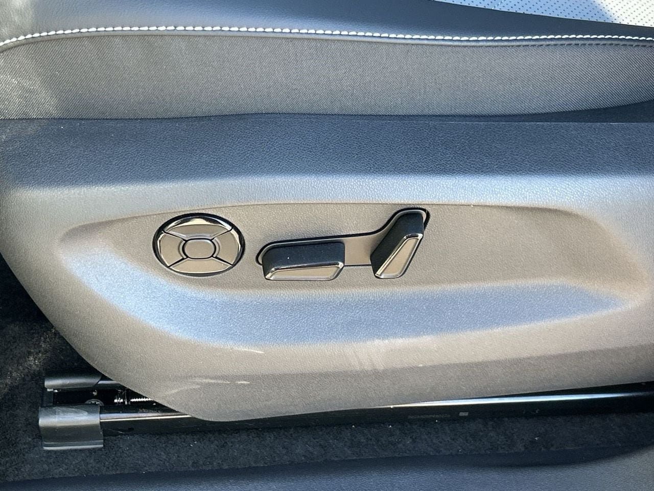 New 2026 Volkswagen Tiguan SE R-Line FWD image 16