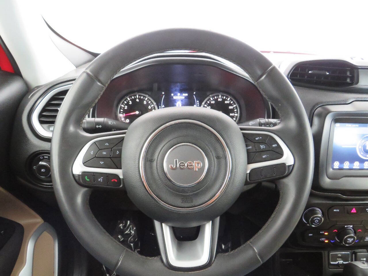 Used 2018 Jeep Renegade Latitude FWD image 16