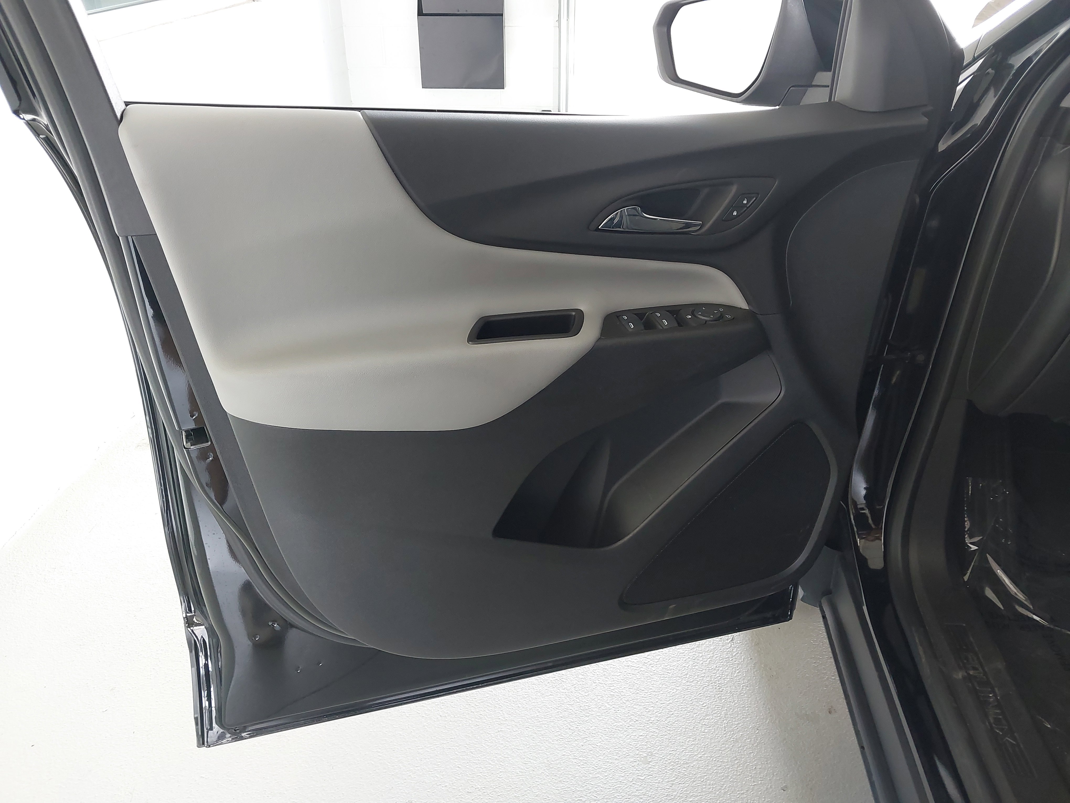 Used 2023 Chevrolet Equinox LT FWD image 25