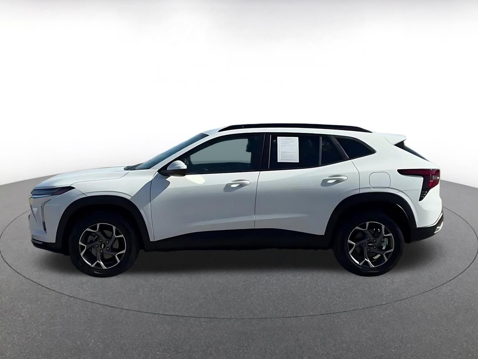 Used 2025 Chevrolet Trax LT image 9