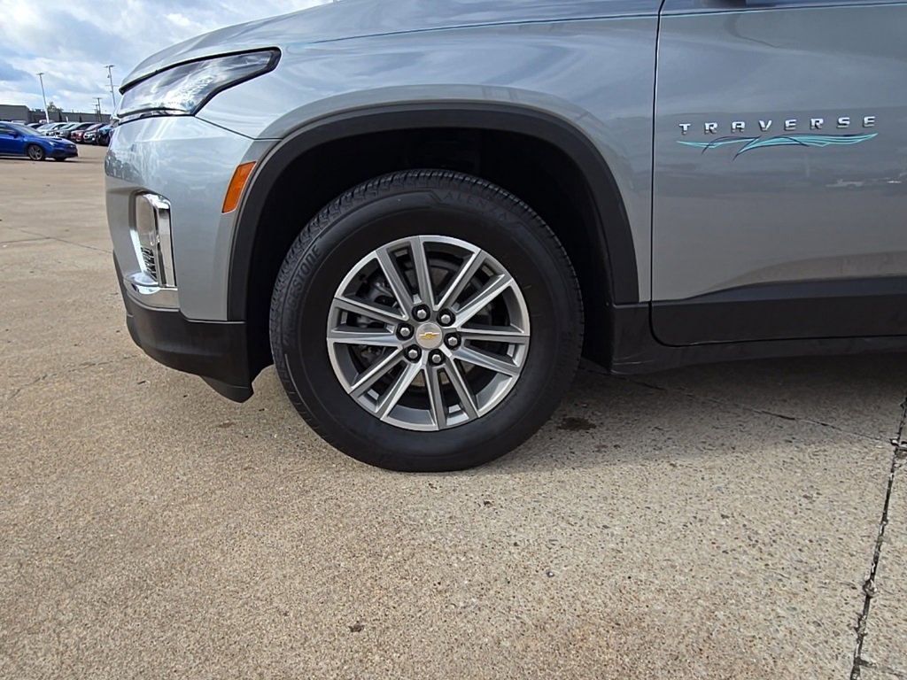 Used 2023 Chevrolet Traverse LT w/ Rear Camera Mirror Package image 10