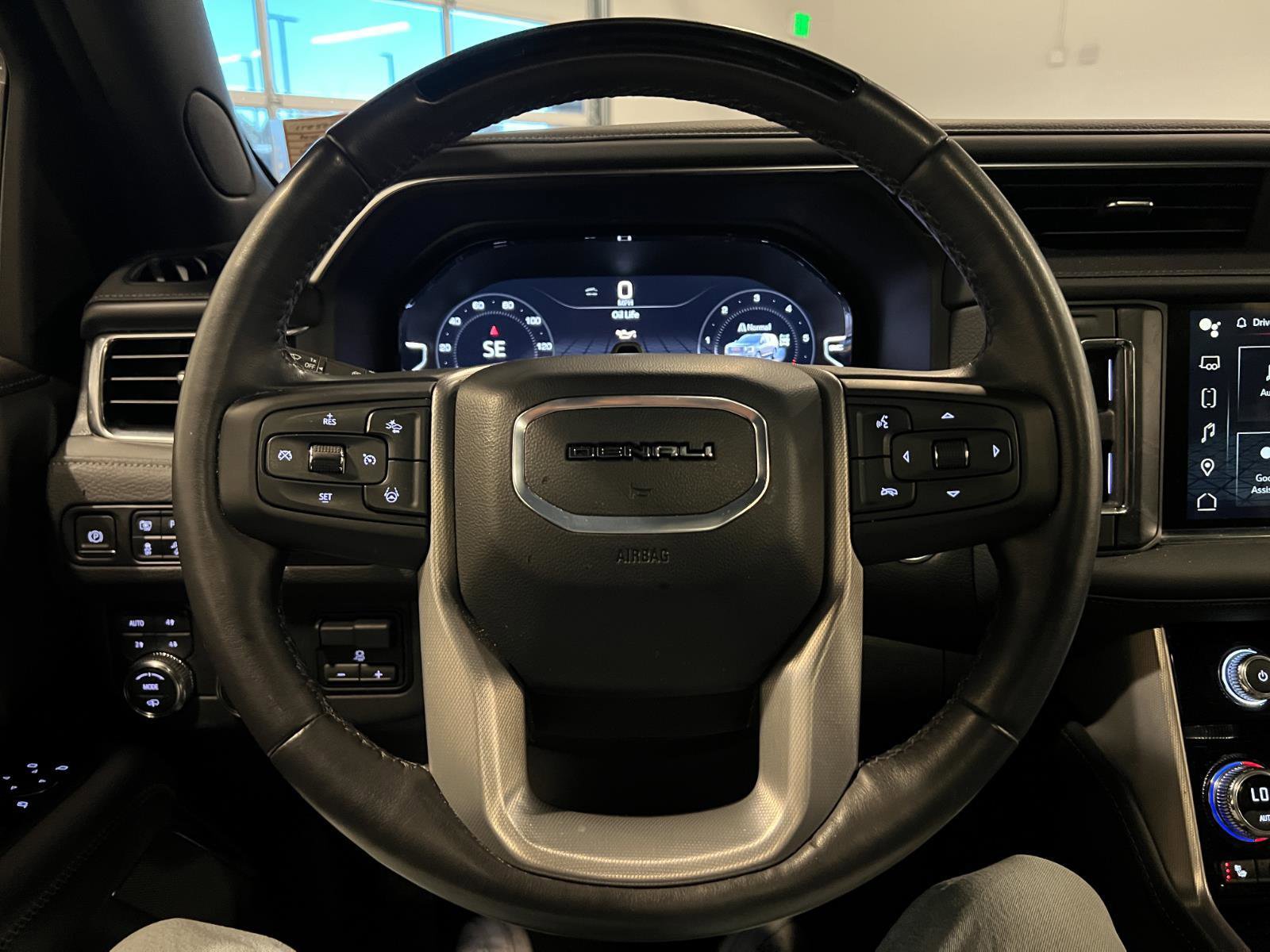 Used 2024 GMC Yukon Denali w/ Advanced Technology Package image 11