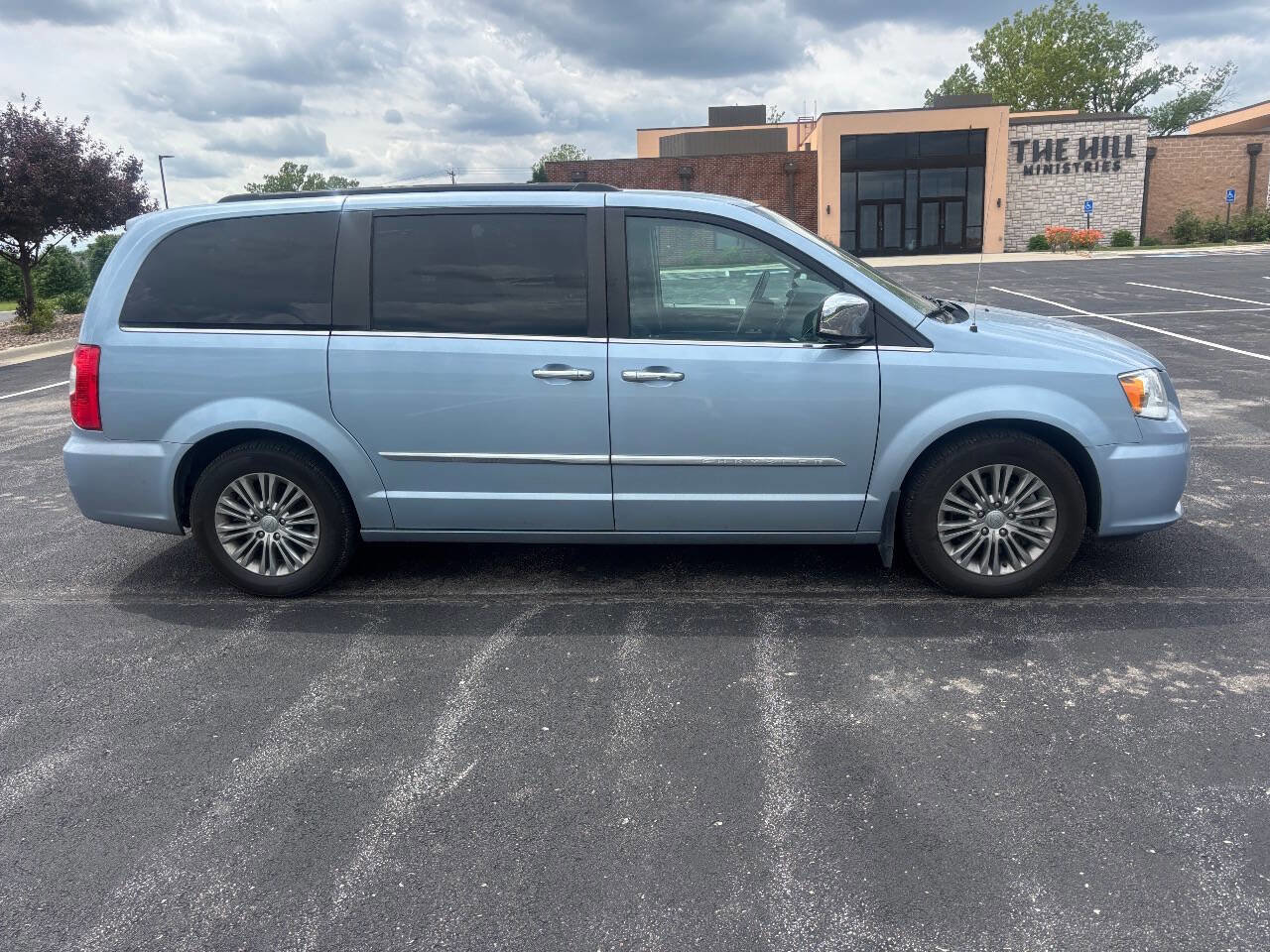 Used 2016 Chrysler Town & Country Touring-L w/ Driver Convenience Group FWD image 6