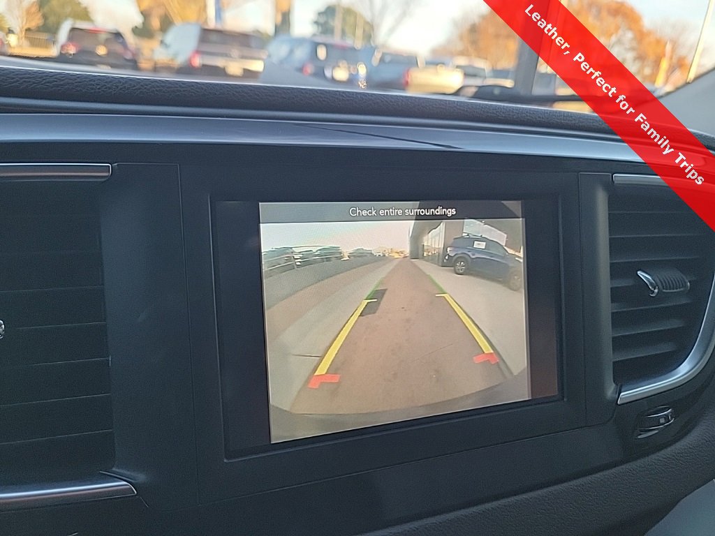 Used 2019 Chrysler Pacifica Touring-L image 32