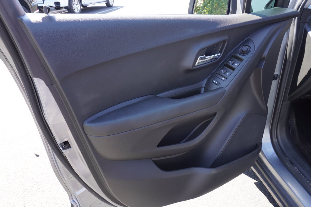 Certified 2020 Chevrolet Trax LT w/ LT Convenience Package FWD image 17