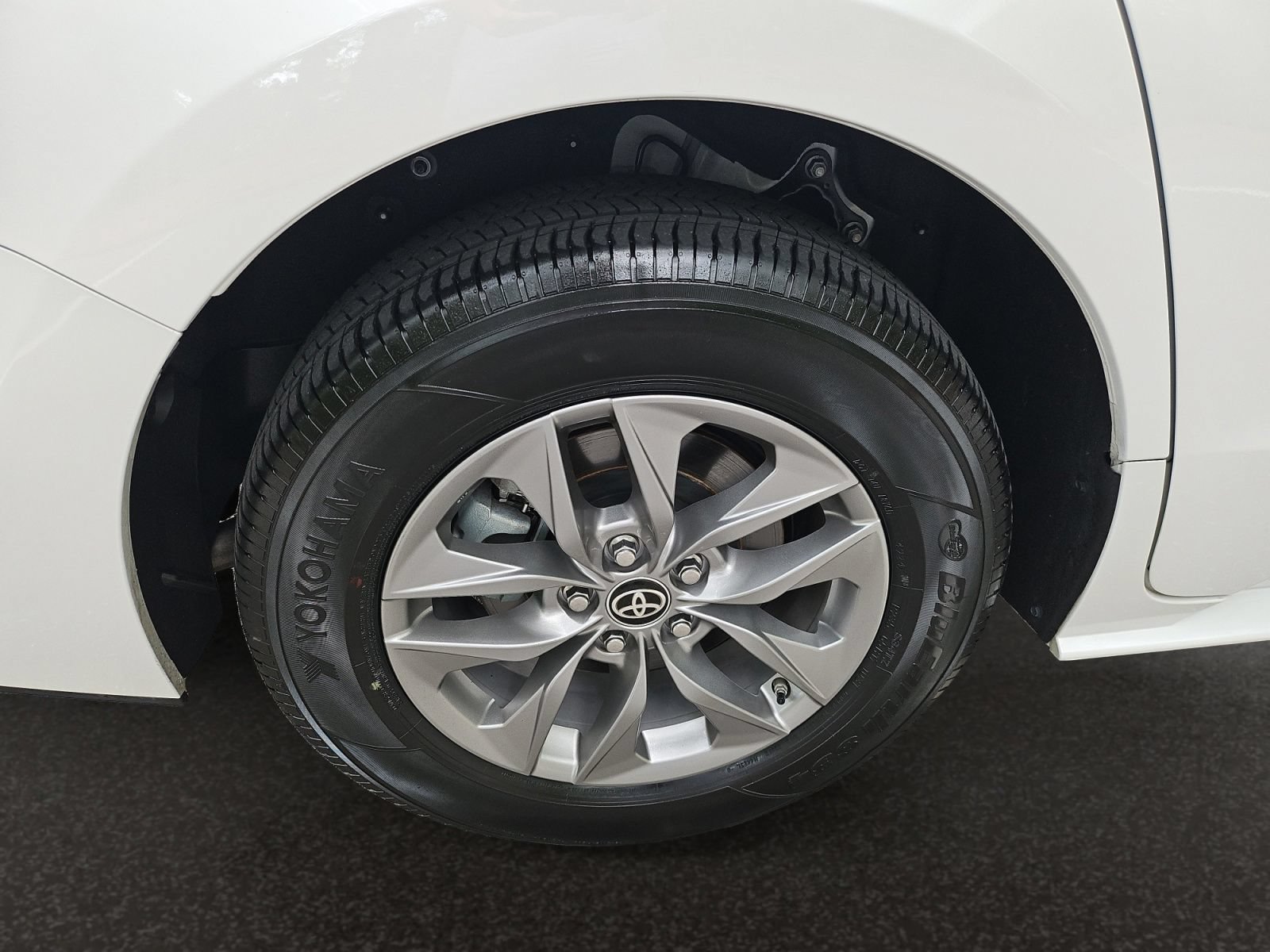 Used 2025 Toyota Sienna XLE FWD image 43