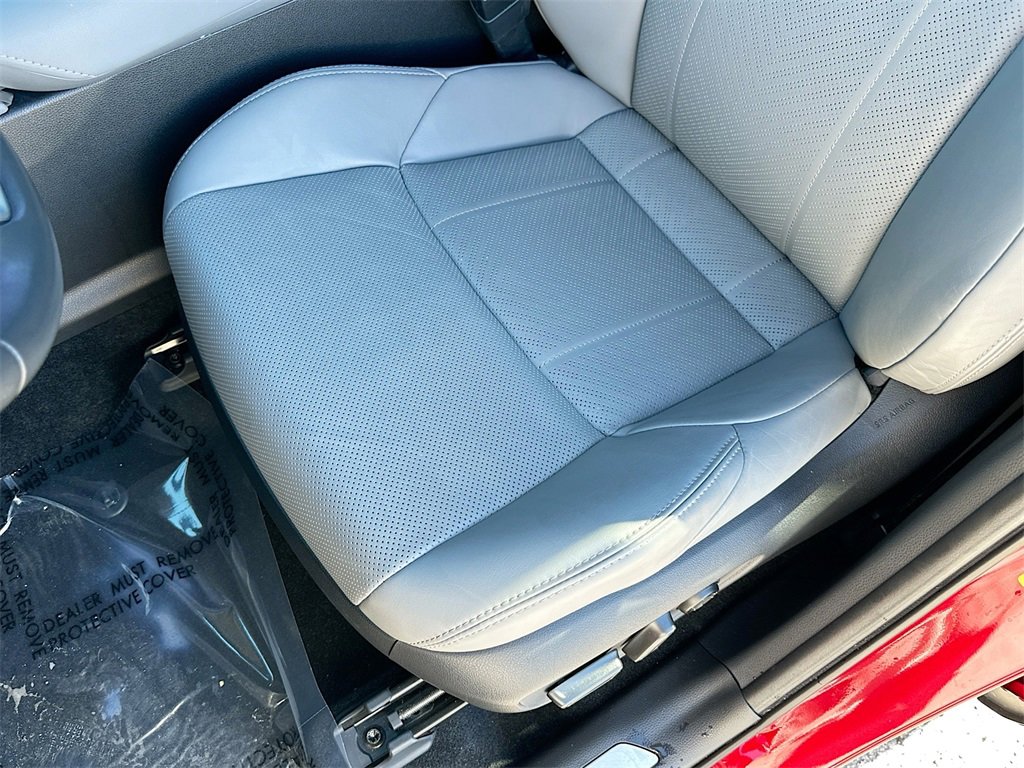 Used 2023 Toyota Venza Limited image 18