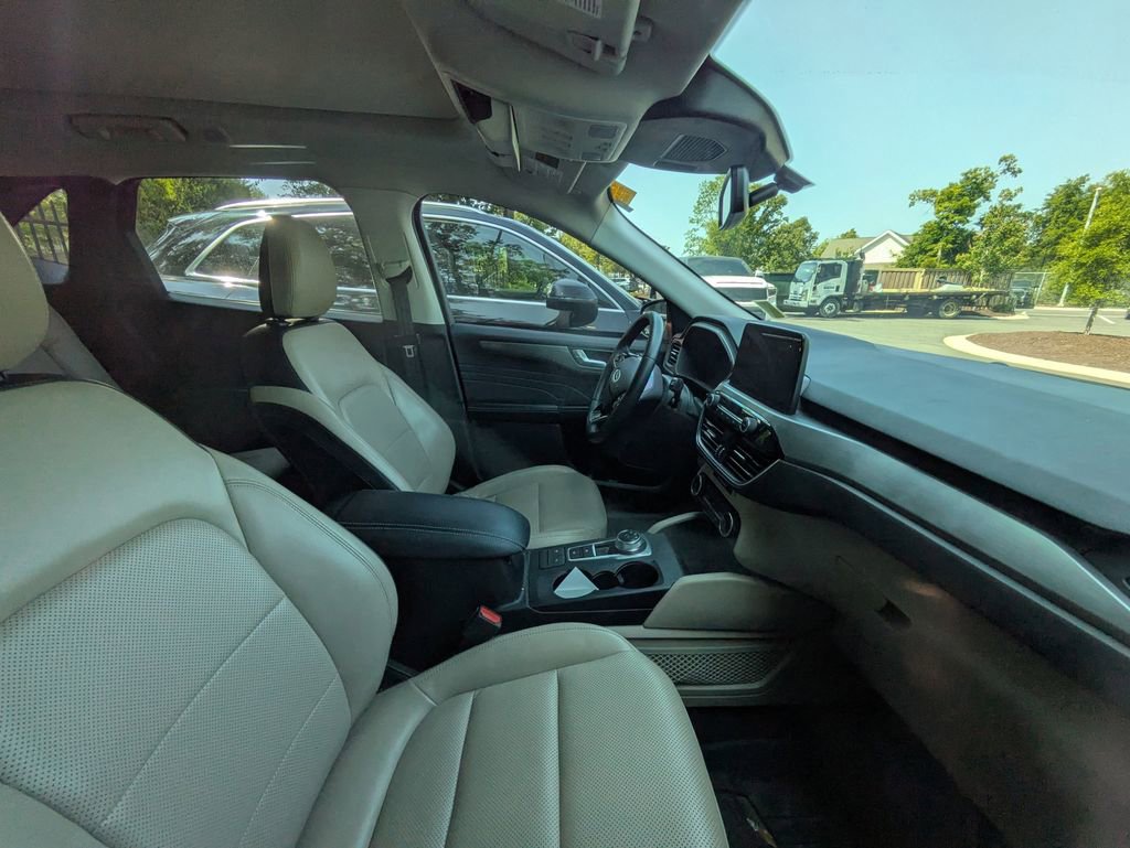 Used 2022 Ford Escape Titanium w/ Class II Trailer Tow Package FWD image 9