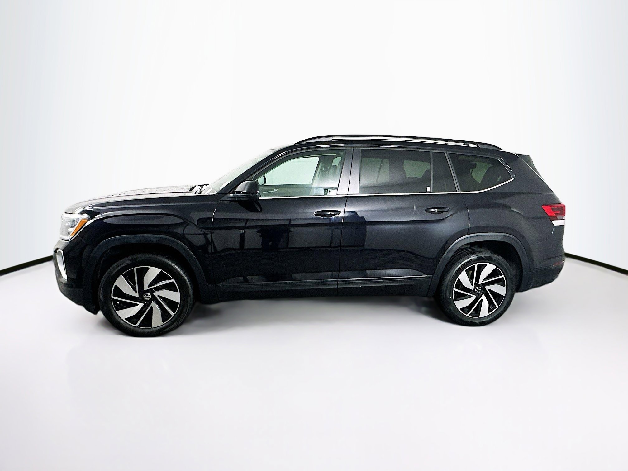 Used 2025 Volkswagen Atlas SE image 4