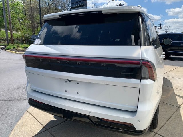 New 2026 Lincoln Navigator Reserve w/ Jet Appearance Package AWD/4WD image 13