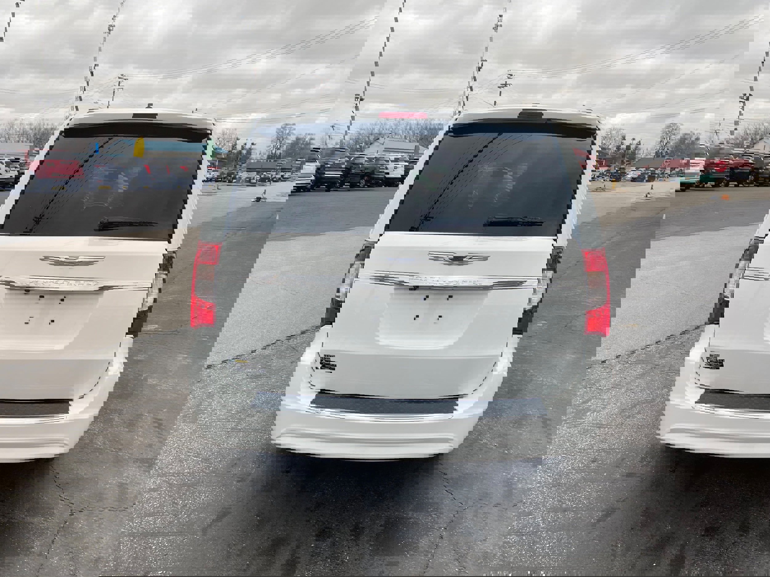 Used 2014 Chrysler Town & Country Touring image 6