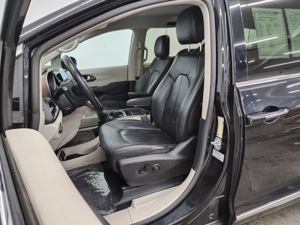 Used 2017 Chrysler Pacifica Touring-L FWD image 12