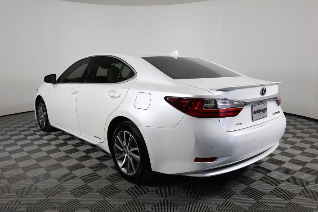 Used 2016 Lexus ES 300h w/ Luxury Package w/Wood Trim FWD image 4