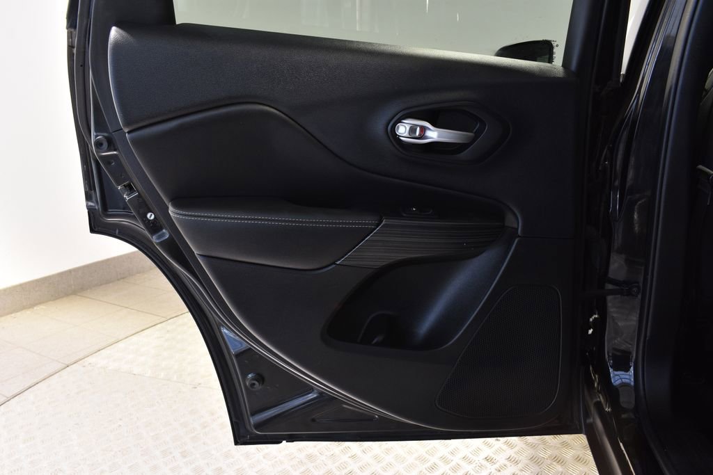 Used 2016 Jeep Cherokee Limited image 26