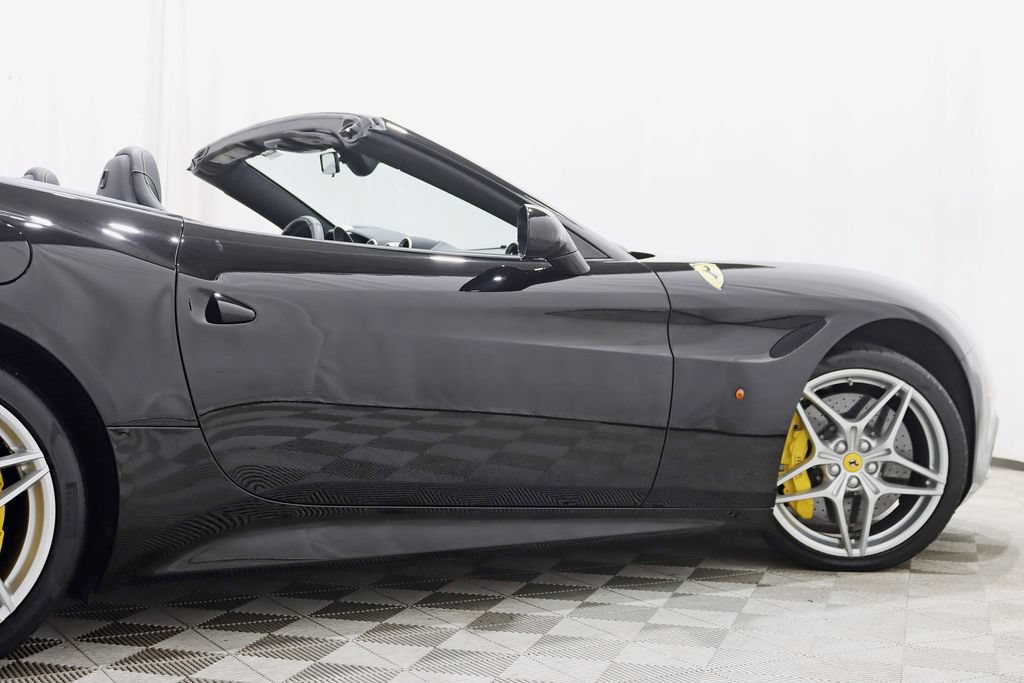 Used 2016 Ferrari California T RWD image 11