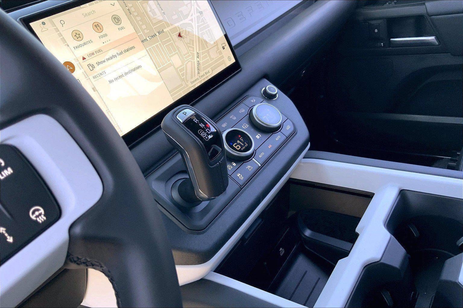 New 2025 Land Rover Defender 130 X-Dynamic SE AWD/4WD image 9
