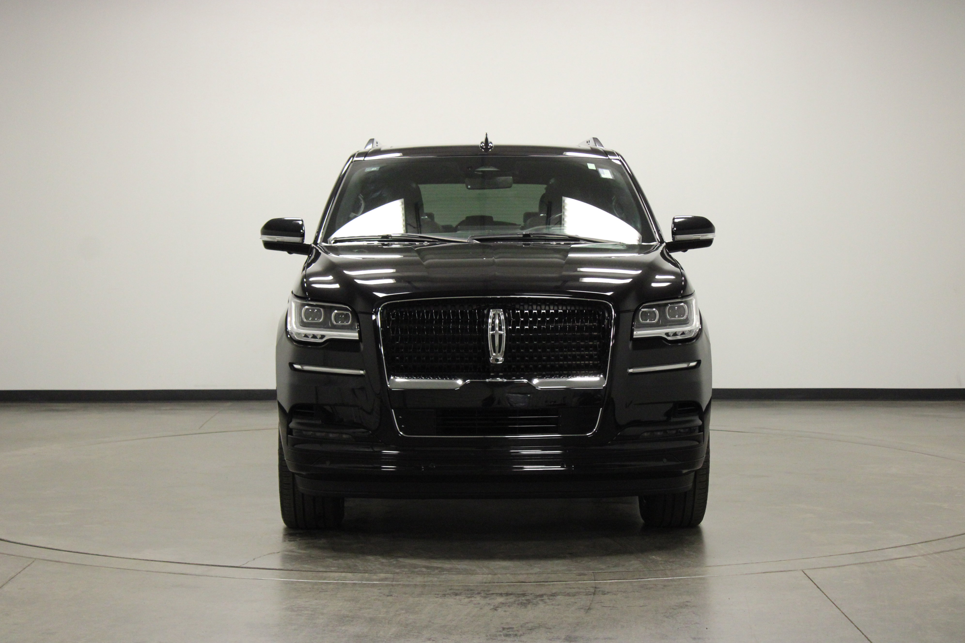 Used 2024 Lincoln Navigator Reserve image 3
