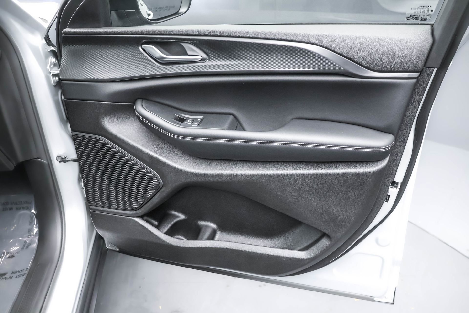 Used 2023 Jeep Grand Cherokee Laredo X image 37