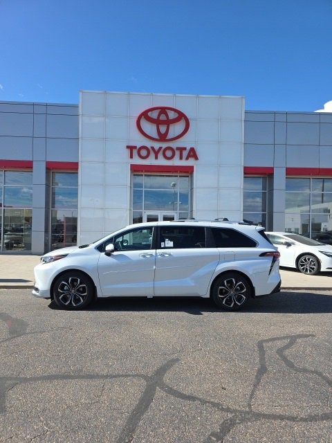 New 2025 Toyota Sienna Platinum image 2