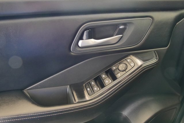 Used 2025 Nissan Rogue SV image 28