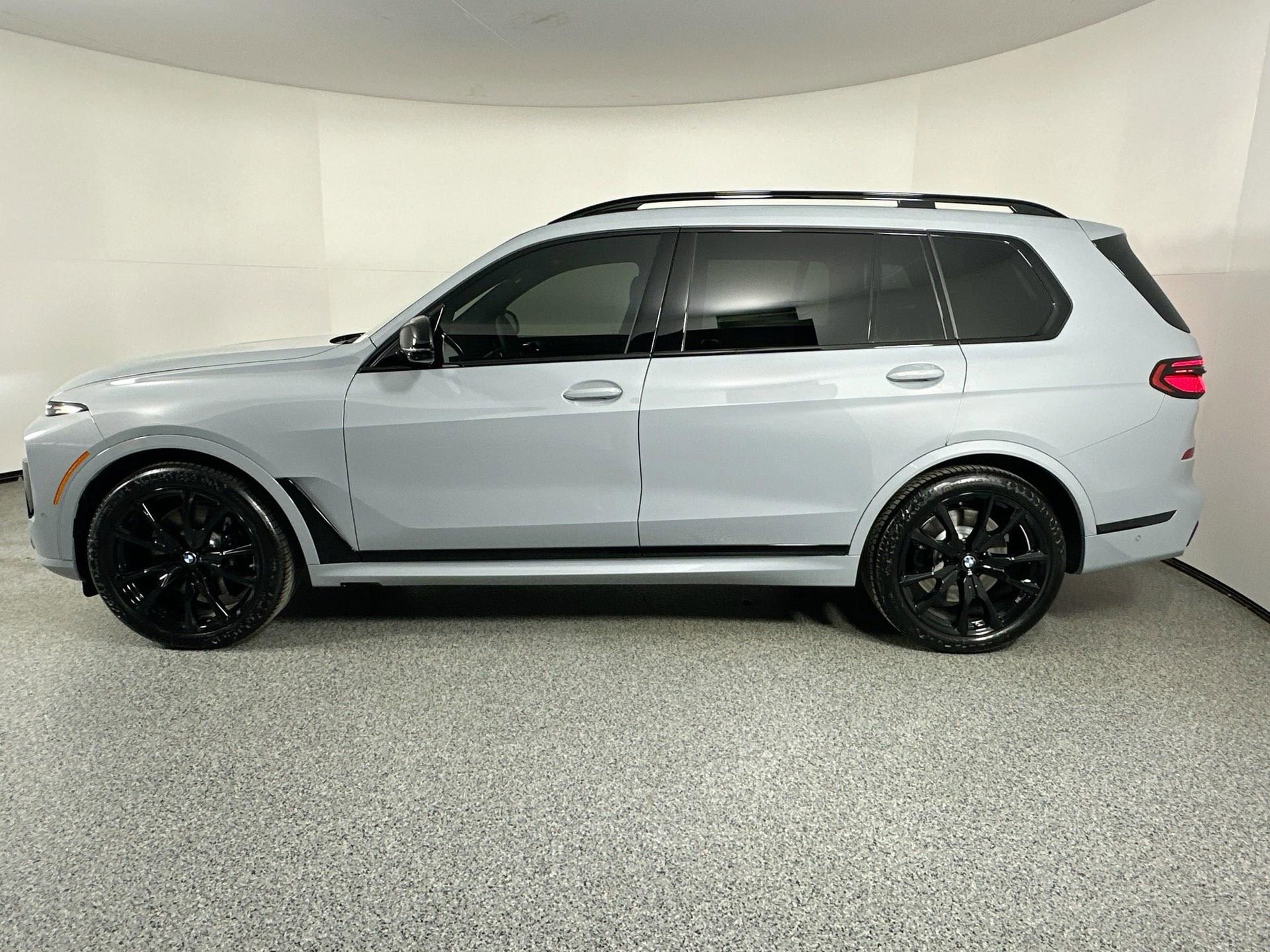 New 2026 BMW X7 M60i image 8
