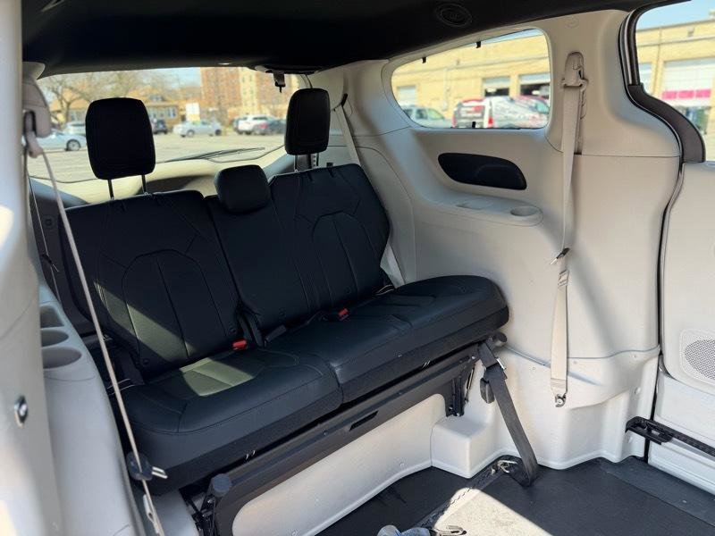 Used 2020 Chrysler Pacifica Touring-L FWD image 30