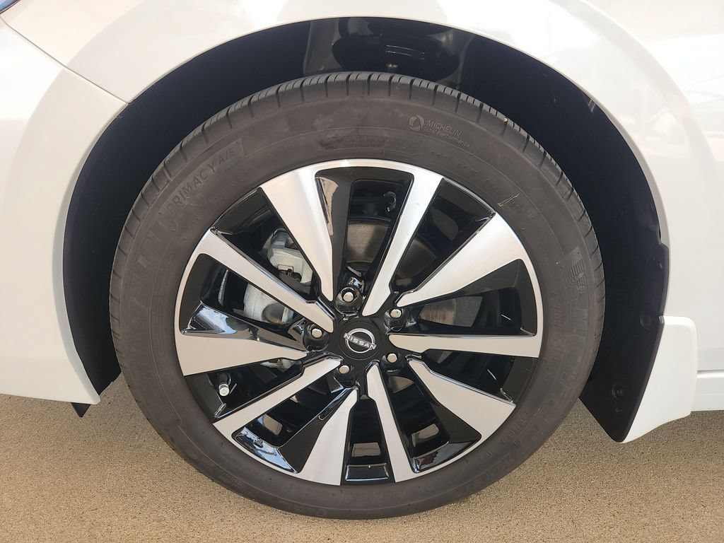 Certified 2025 Nissan Sentra SV w/ SV Premium Package FWD image 32