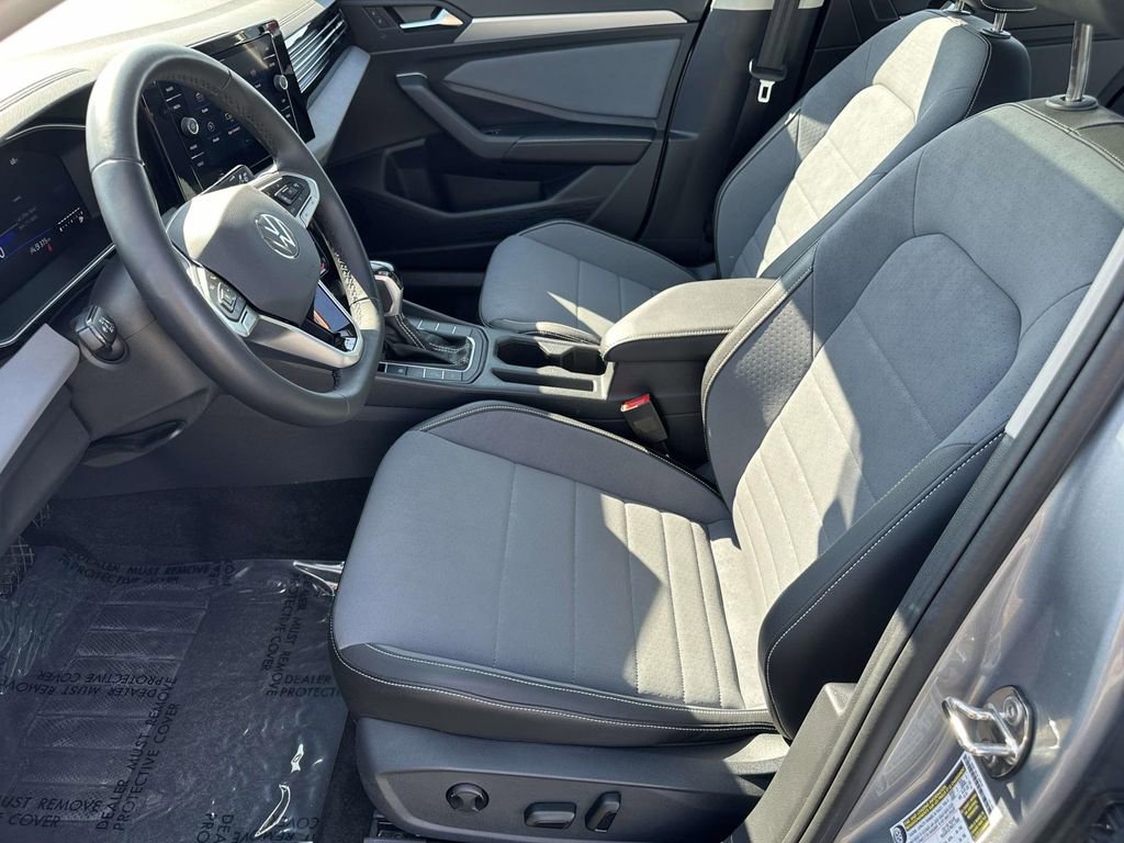 Used 2025 Volkswagen Jetta SE w/ Sunroof Package image 19