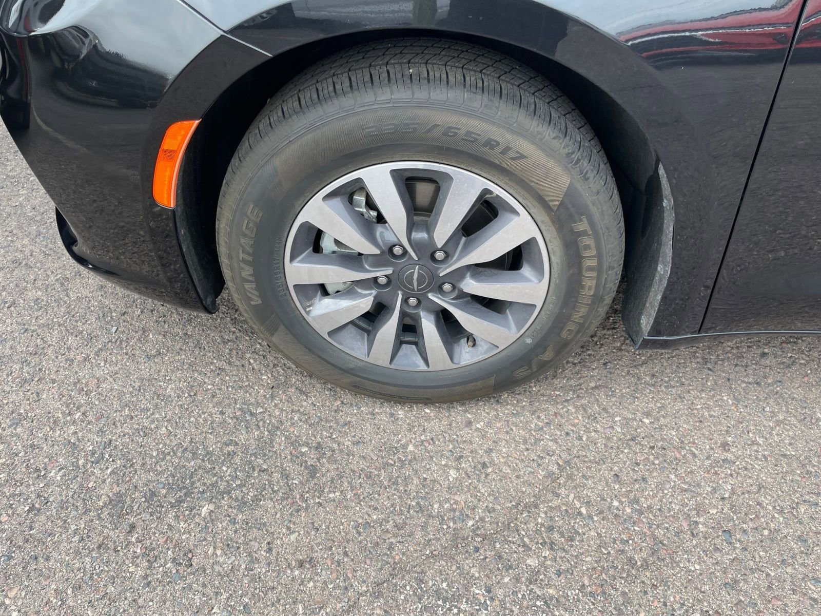 Used 2023 Chrysler Pacifica Touring-L image 33