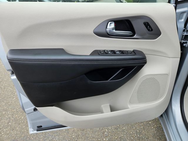 Used 2023 Chrysler Pacifica Touring-L FWD image 25
