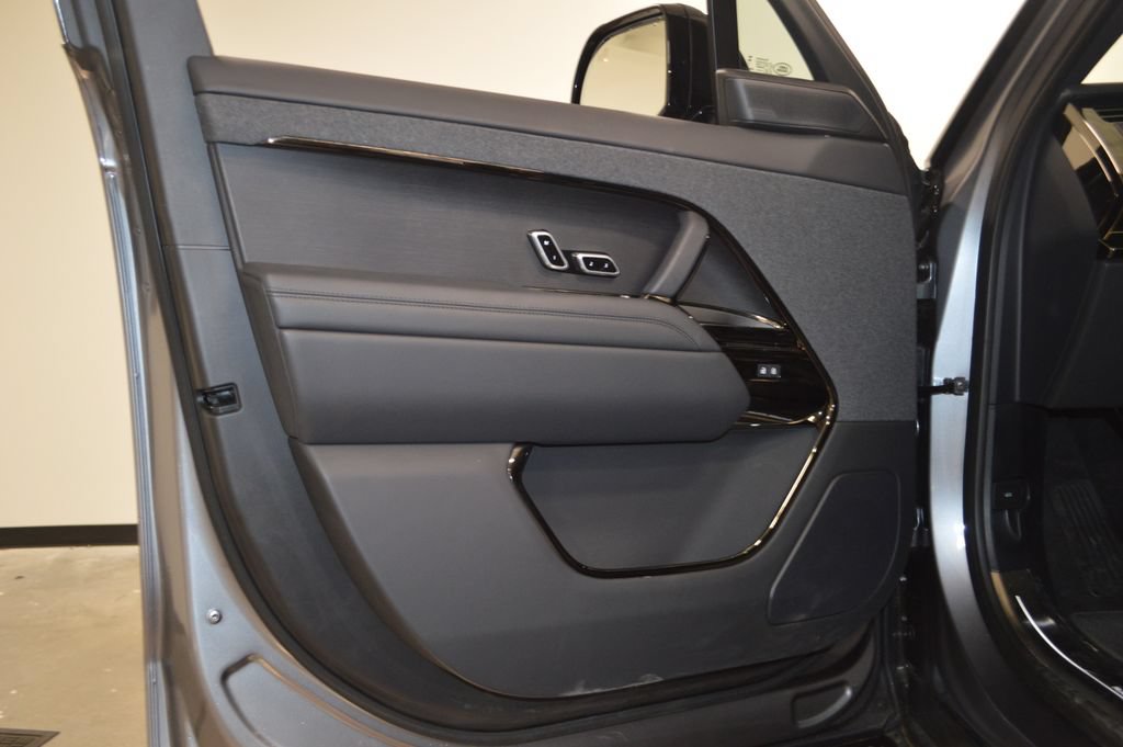Used 2025 Land Rover Range Rover Sport SE AWD/4WD image 17
