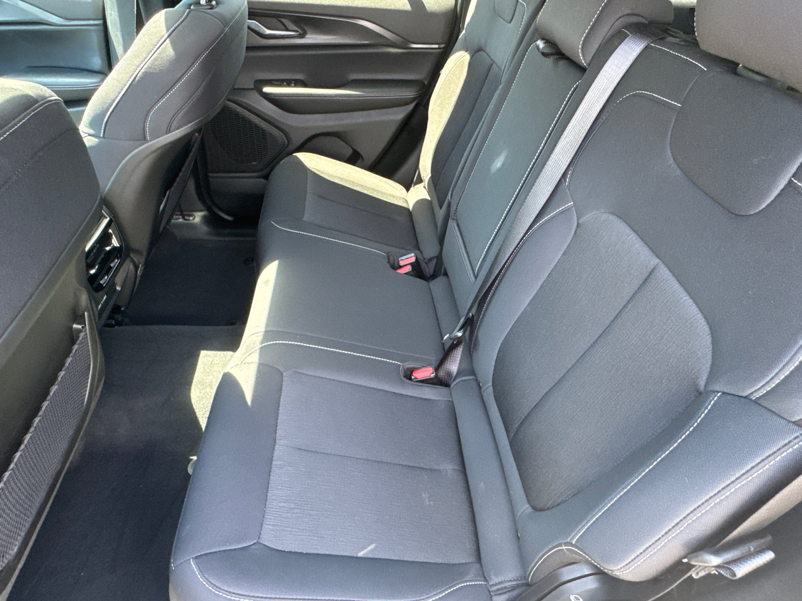 Used 2025 Jeep Grand Cherokee Laredo X RWD image 23