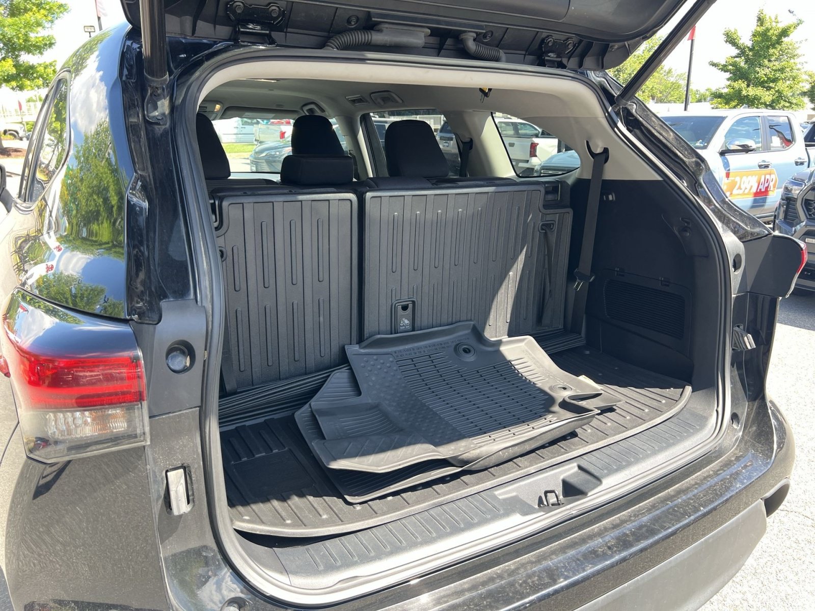 Used 2023 Toyota Highlander LE AWD/4WD image 27