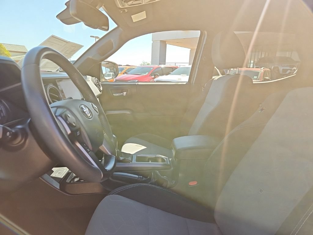 Used 2020 Toyota Tacoma TRD Off-Road w/ Technology Package AWD/4WD image 17
