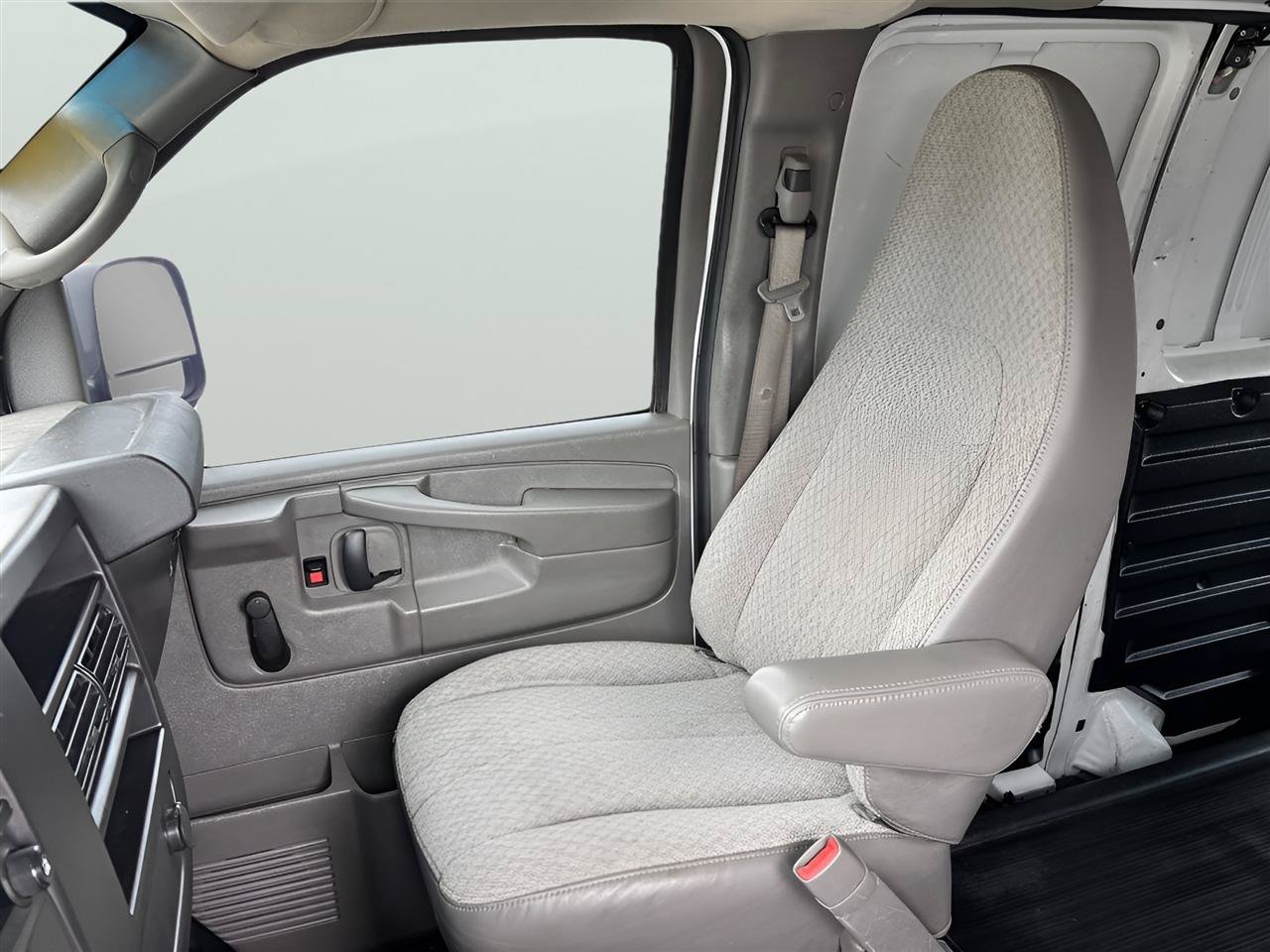 Used 2010 Chevrolet Express 2500 Extended RWD image 13