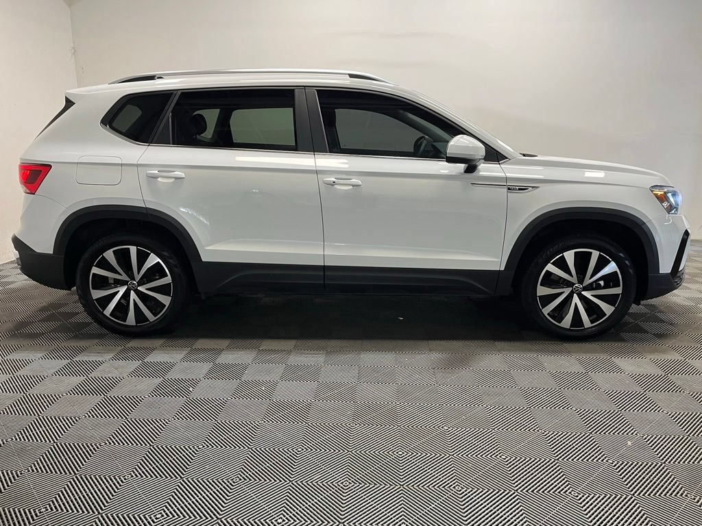 Used 2022 Volkswagen Taos SE FWD image 4