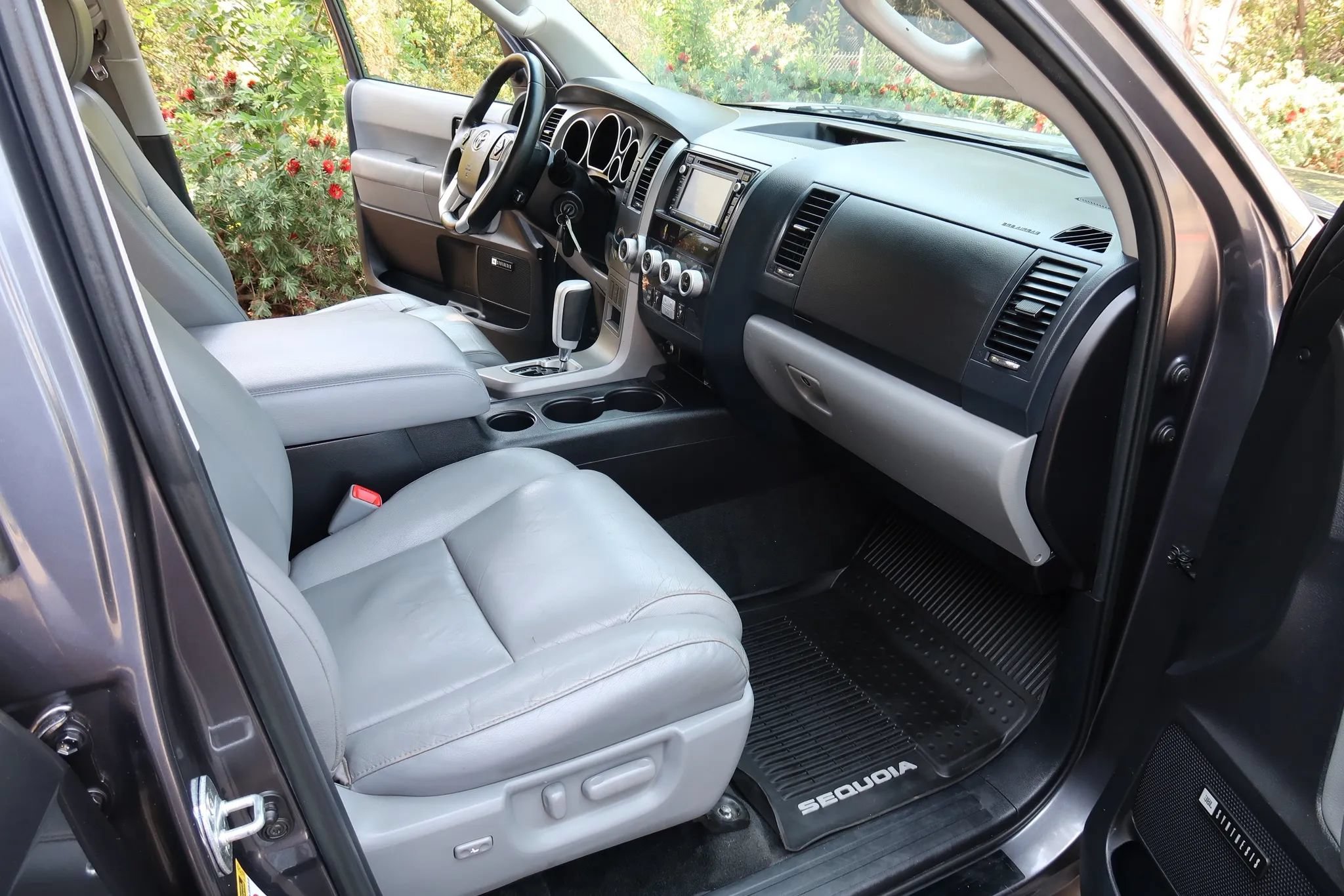 Used 2017 Toyota Sequoia Limited w/ Safety & Convenience Package AWD/4WD image 28