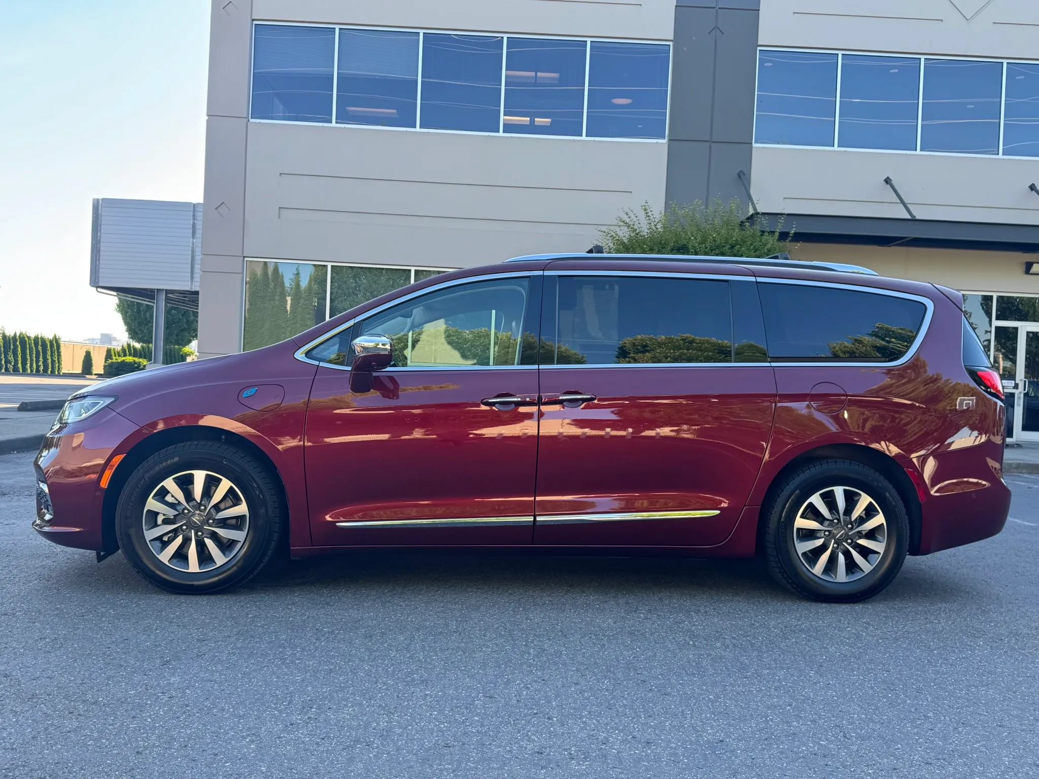 Used 2021 Chrysler Pacifica Limited w/ Premium & Safety Sphere Group FWD image 6