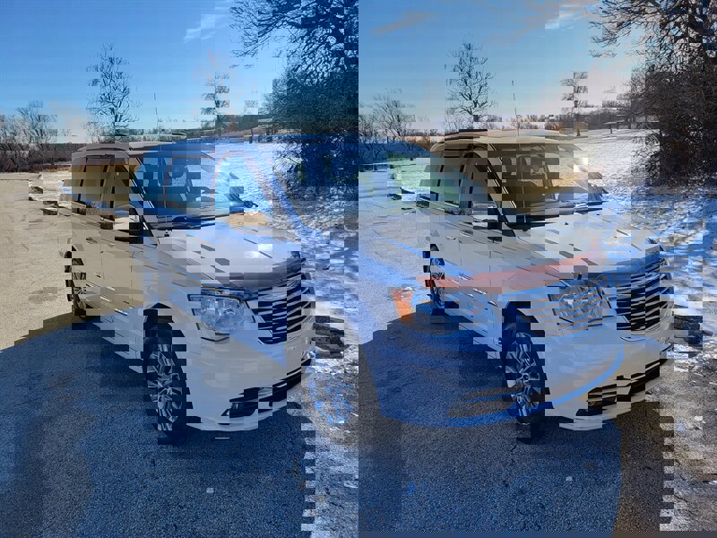 Used 2016 Chrysler Town & Country Touring-L image 5