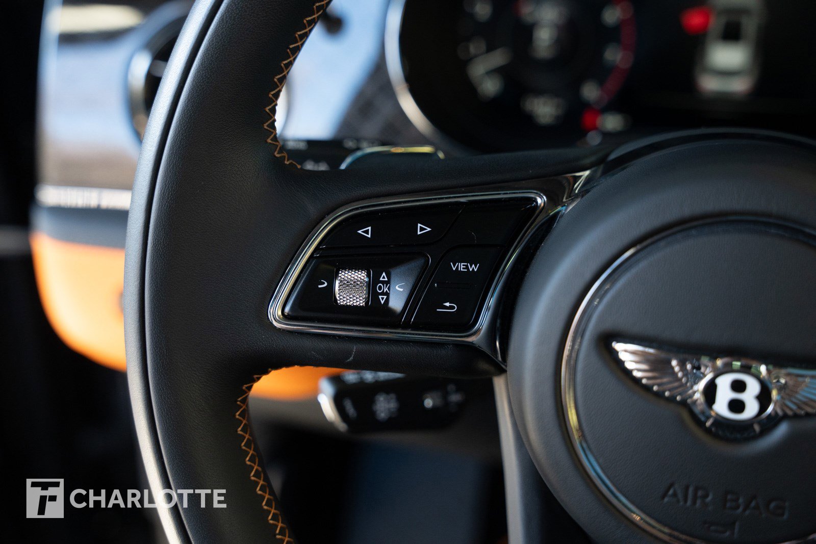 Used 2025 Bentley Bentayga image 24